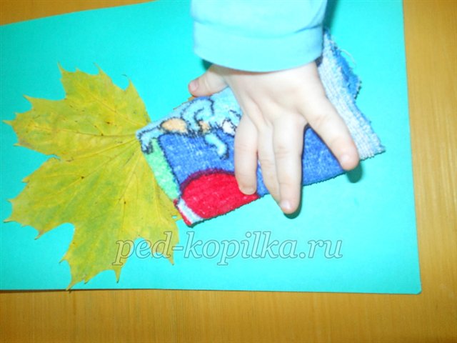 Аплікація з осіннього листя для дітей раннього дошкільного віку