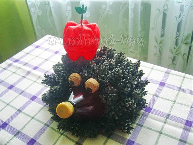 Їжачок з шишок і пластикової пляшки