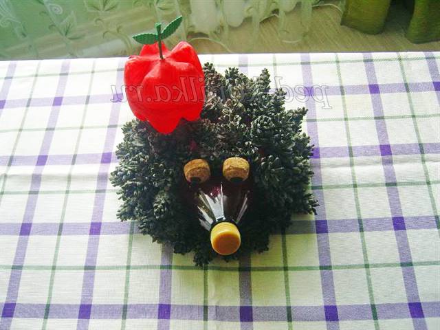Їжачок з шишок і пластикової пляшки