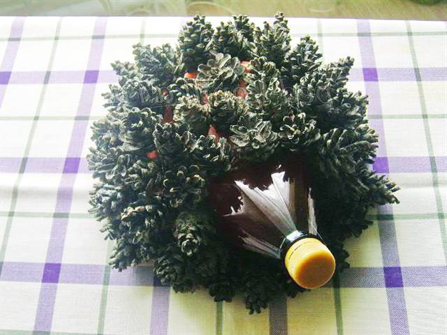 Їжачок з шишок і пластикової пляшки