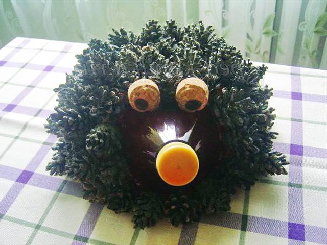 Їжачок з шишок і пластикової пляшки