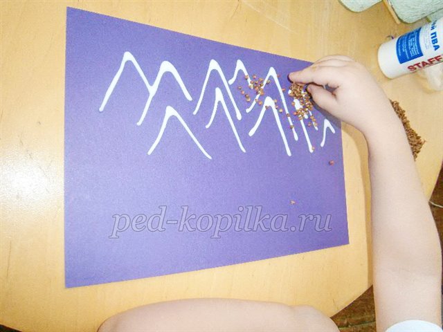 Аплікація з круп і сухих листя