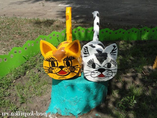 Коти на пеньку.