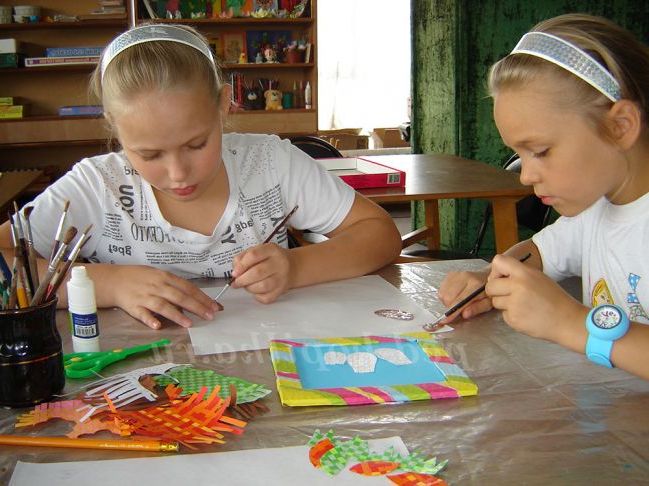 Діти займаються творчістю