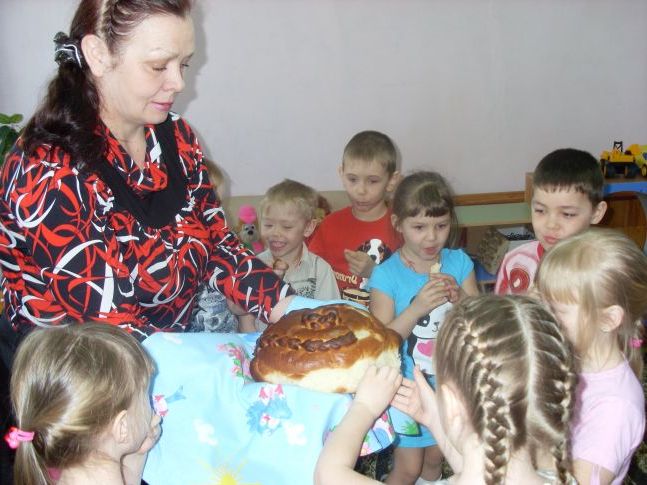 Частування дітей короваєм