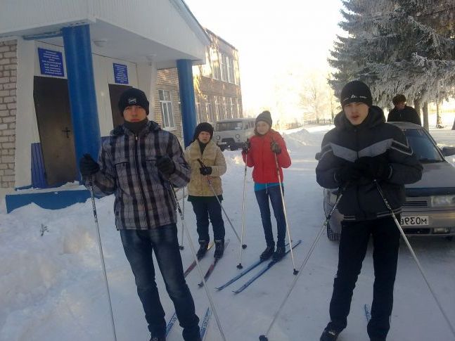 Лижна прогулянка в зимовий ліс