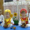 Пригощаю друзів ватрушками.