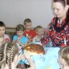 Частування дітей короваєм